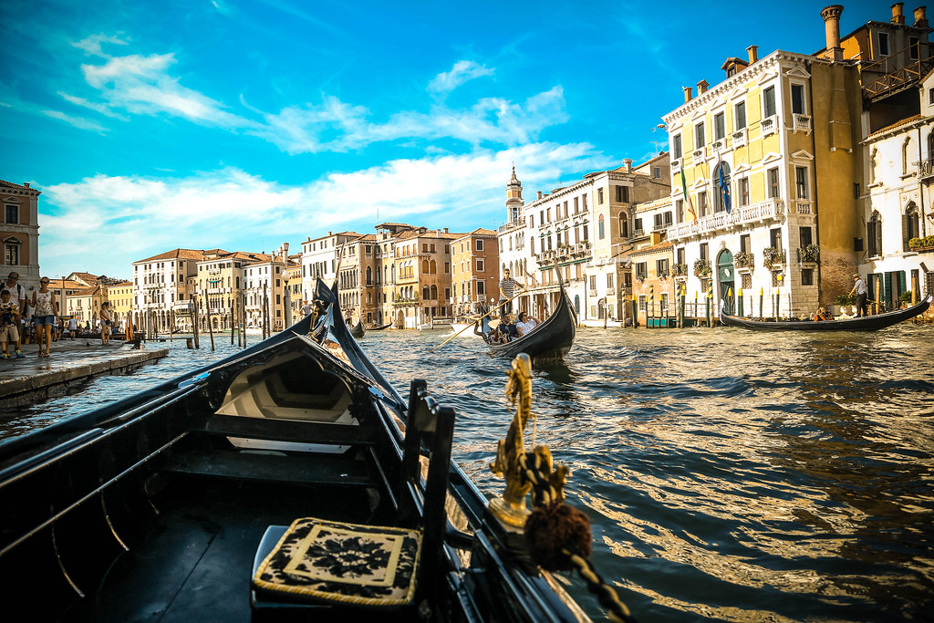 A Venezia in gondola in nome del romanticismo