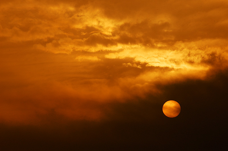 Al tramonto sole in cielo che sembra luna