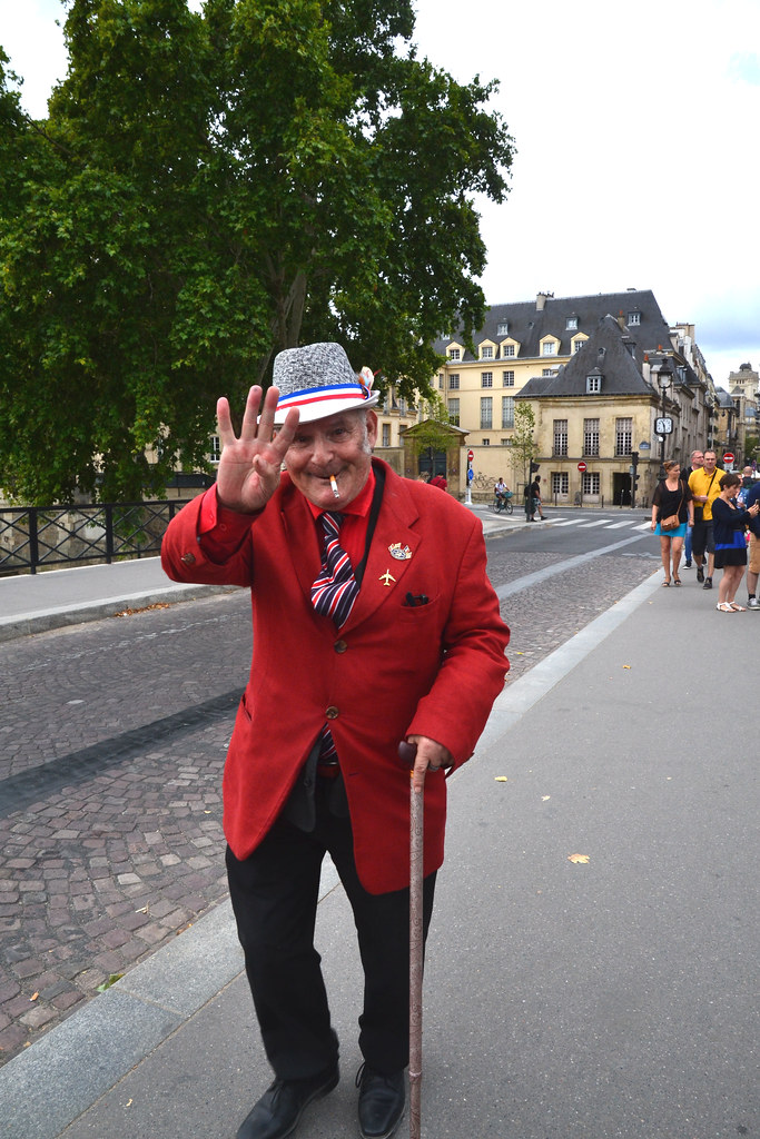 Anziano signore vestito a festa in modo bizzarro a Parigi