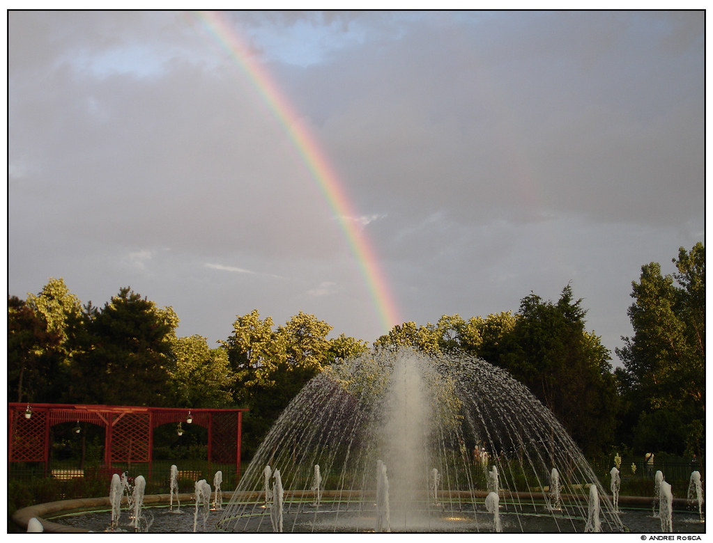 Arcobaleno che parte da sommità di bella fontana