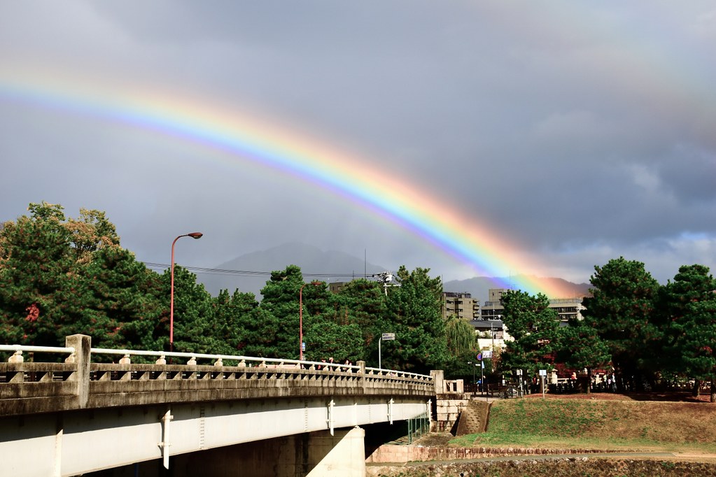 Arcobaleno che segue ponte