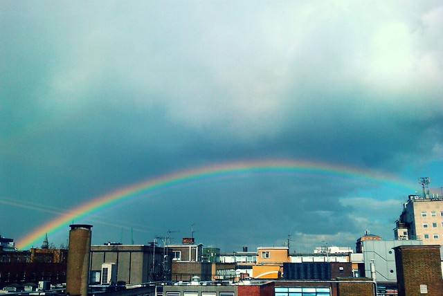 Arcobaleno che sembra basso rispetto al cielo