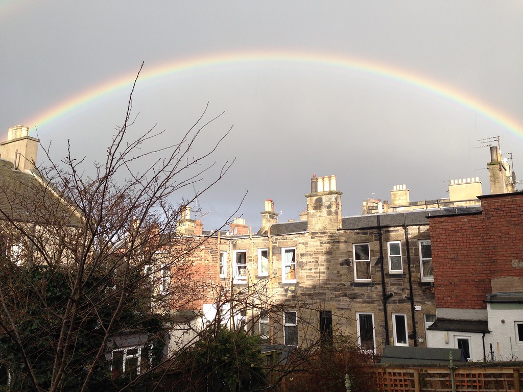 Arcobaleno che sembra unire diversi edifici di Edimburgo