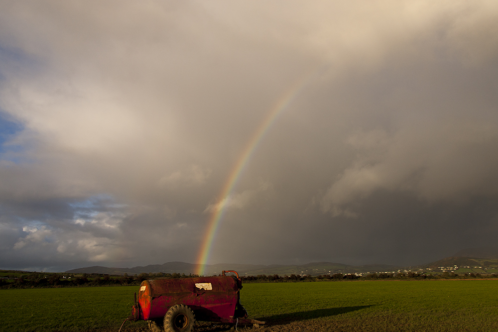 Arcobaleno che sembra uscire da trattore