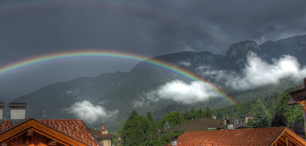 Arcobaleno che si delinea sopra tetti di case