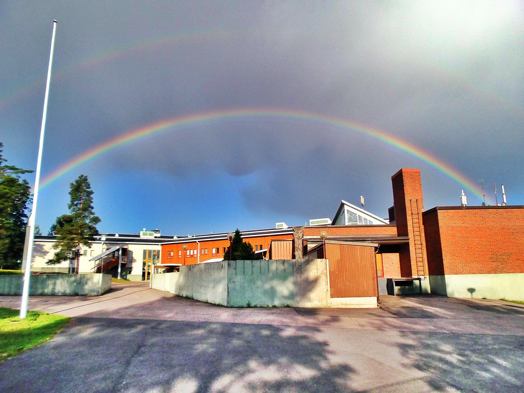 Arcobaleno che sovrasta complesso cittadino