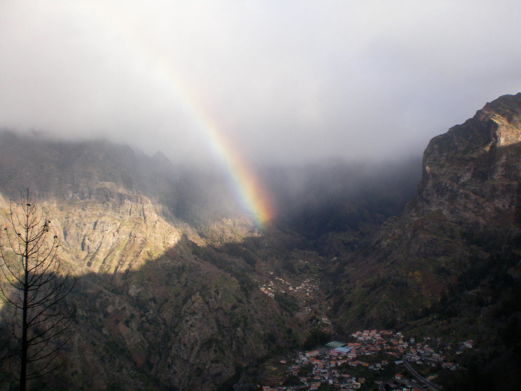 Arcobaleno come saetta tra le montagne