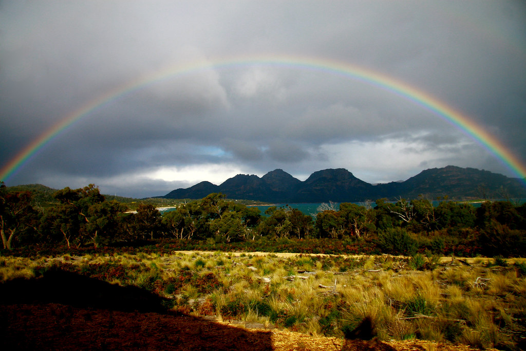 Arcobaleno con dietro belle montagne