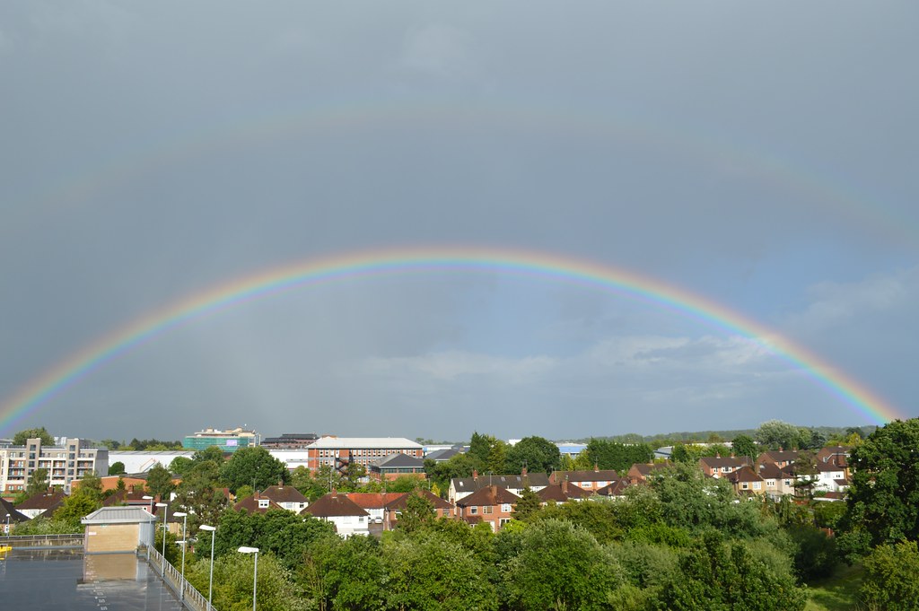 Arcobaleno con sottile doppio sopra la città