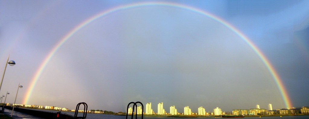 Arcobaleno gigantesco come cupola su città