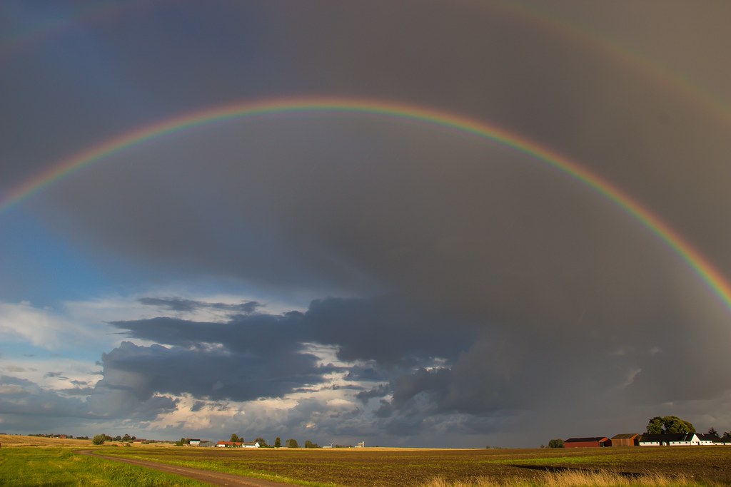 Arcobaleno in cielo brutto sopra zona verde