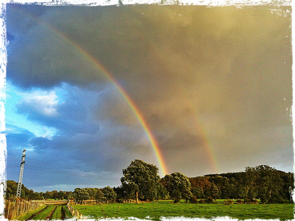 Arcobaleno in cielo in tempesta di vari colori