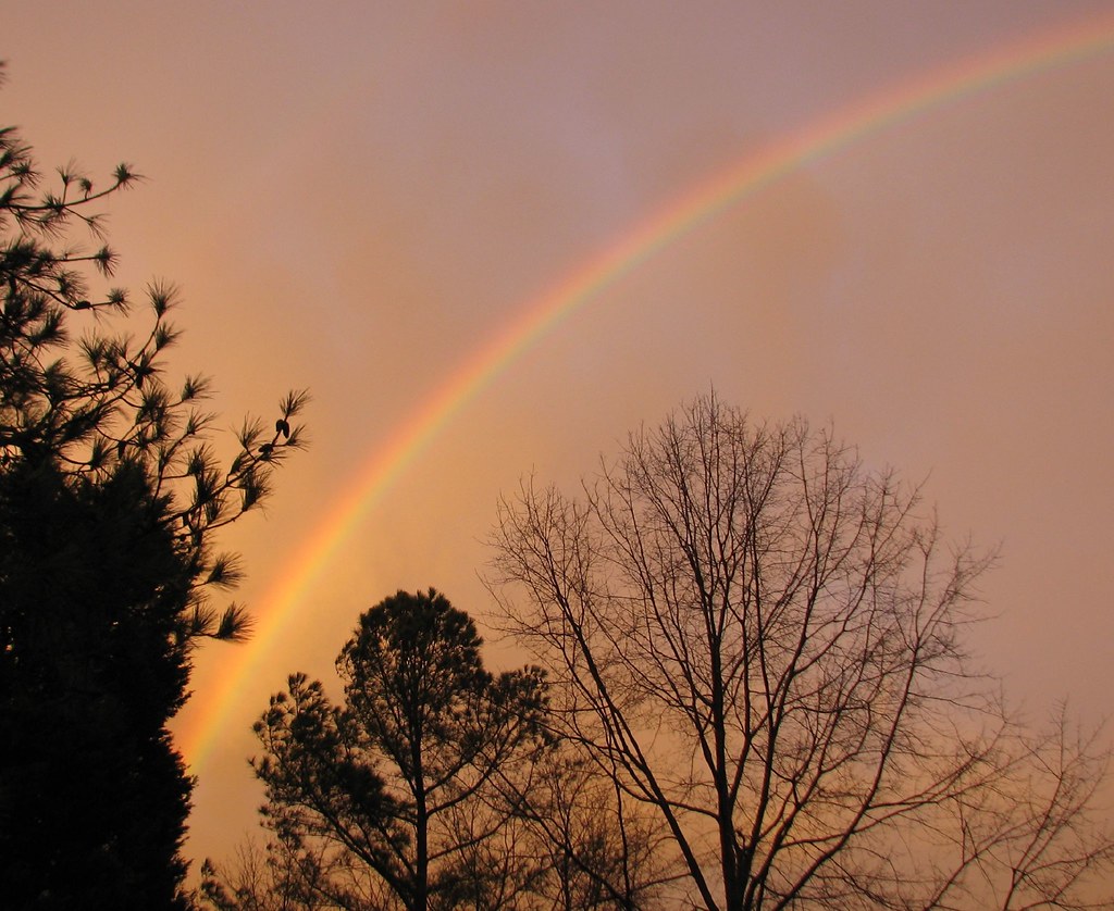 Arcobaleno in paesaggio di colore tendente a arancione