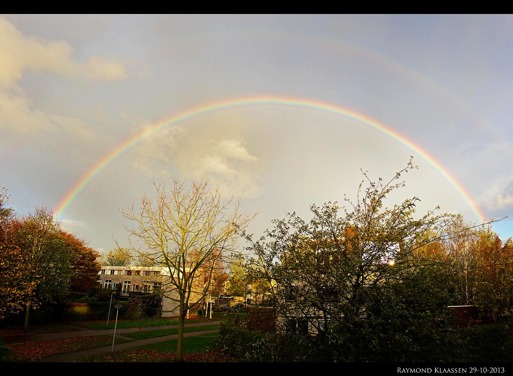 Arcobaleno in un bel cielo luminoso