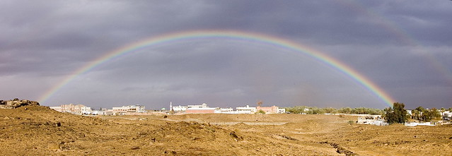 Arcobaleno intero che sembra racchiudere una intera città