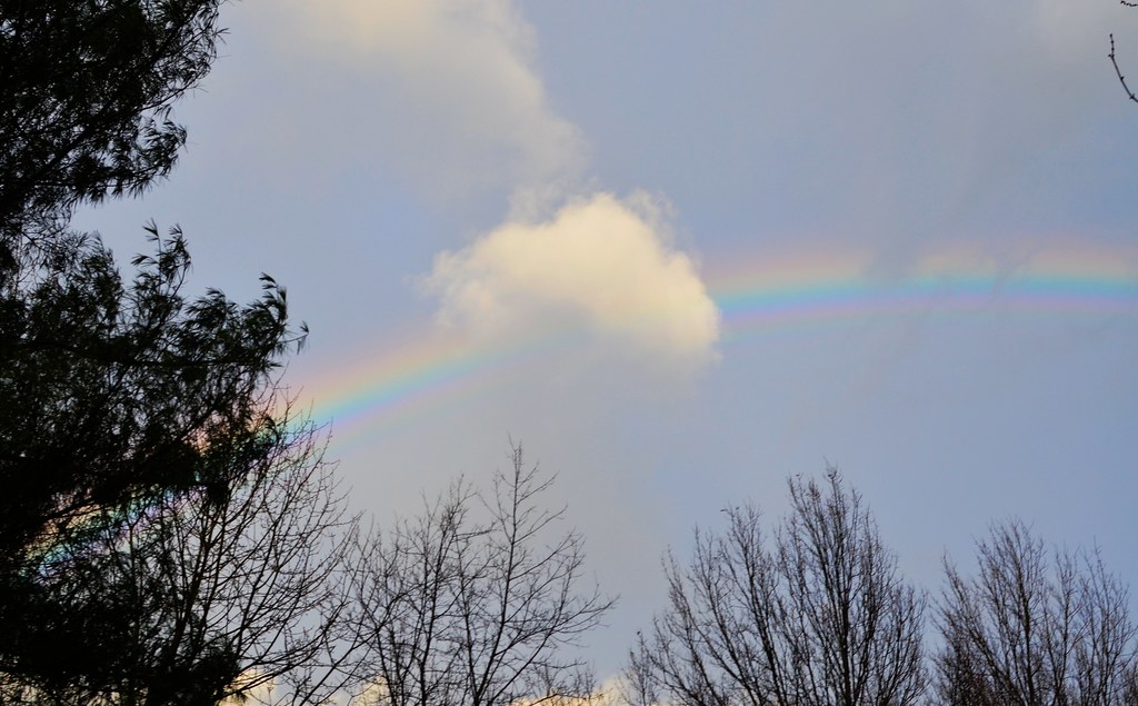 Arcobaleno interrotto da piccola nuvola