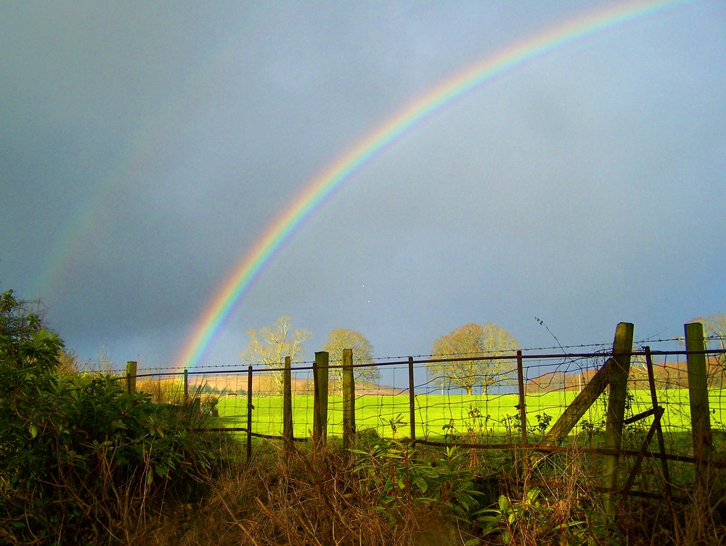 Arcobaleno luminoso con dietro piccolo doppione