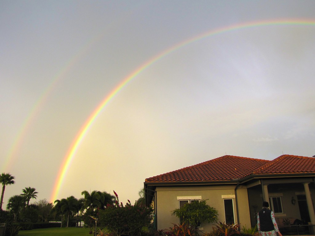 Arcobaleno poco prima del tramonto sopra villa