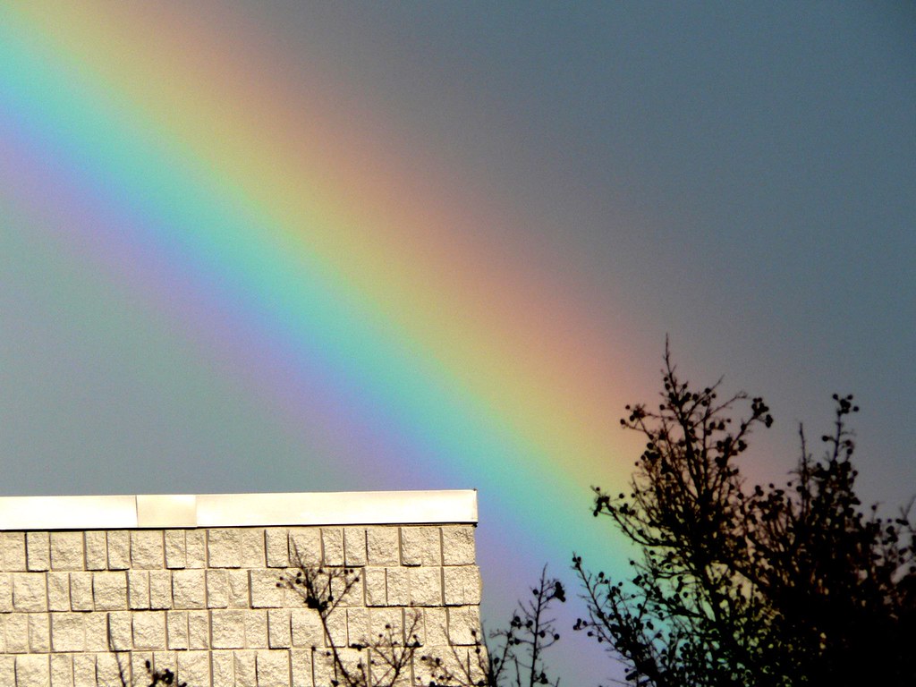 Arcobaleno ravvicinato in diagonale