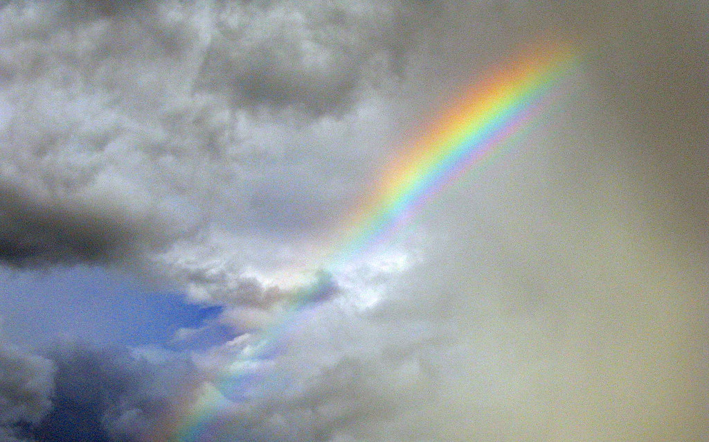 Arcobaleno seminascosto tra le nubi