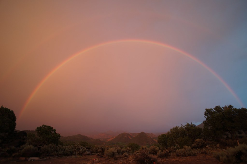 Arcobaleno simile a cupola arancione a sole calato