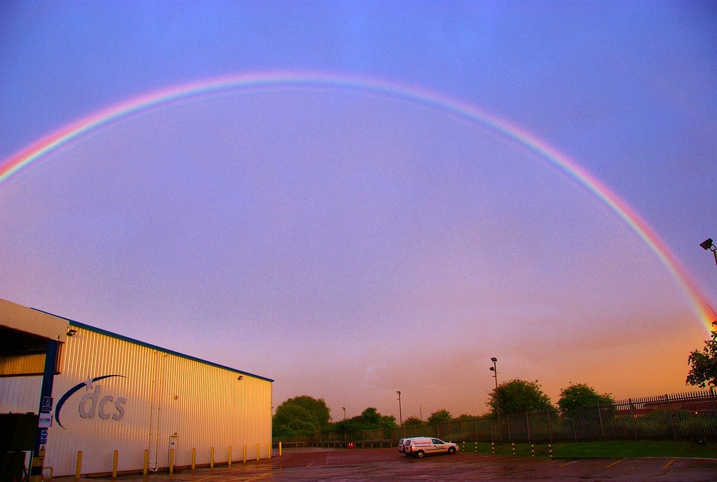 Arcobaleno sopra capannone