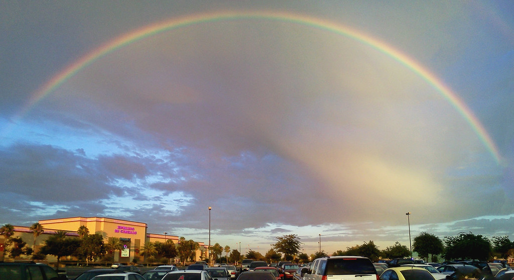 Arcobaleno sopra la città con bella luce