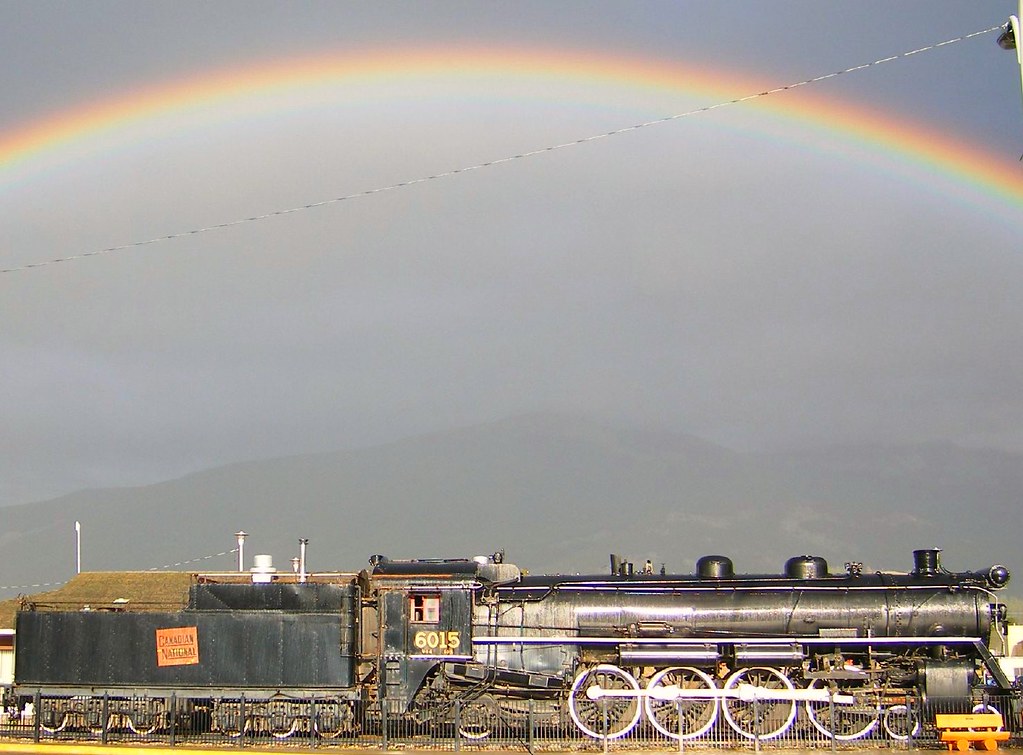 Arcobaleno sopra vecchia locomotiva