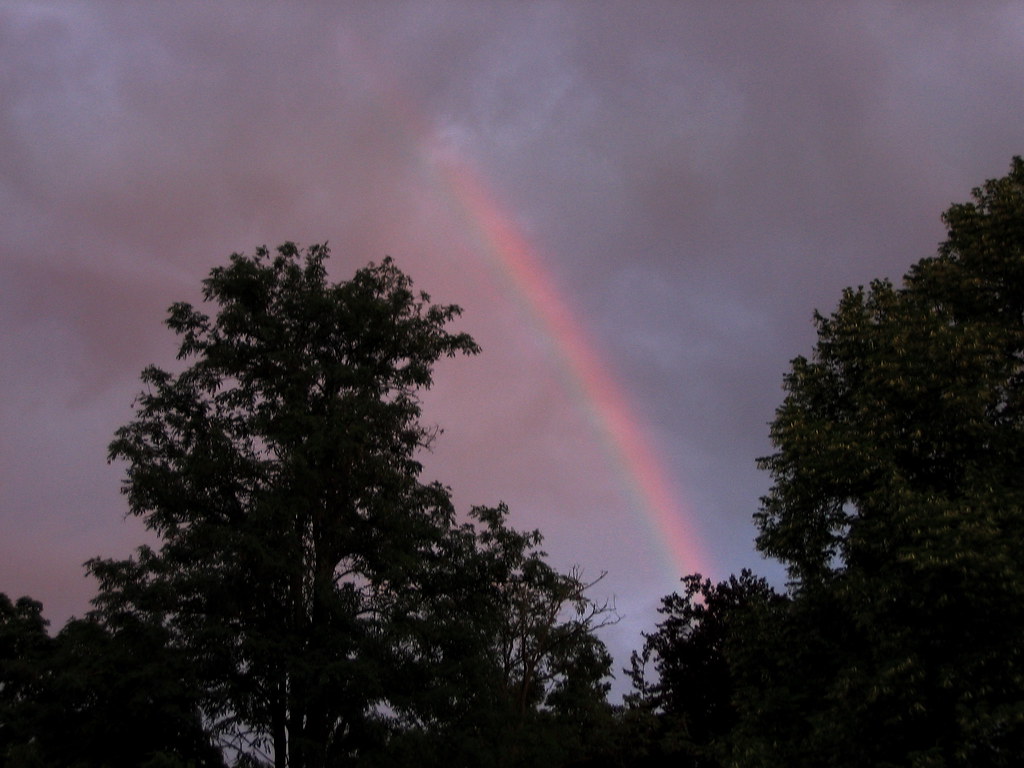 Arcobaleno sottile verso un cielo tempestoso