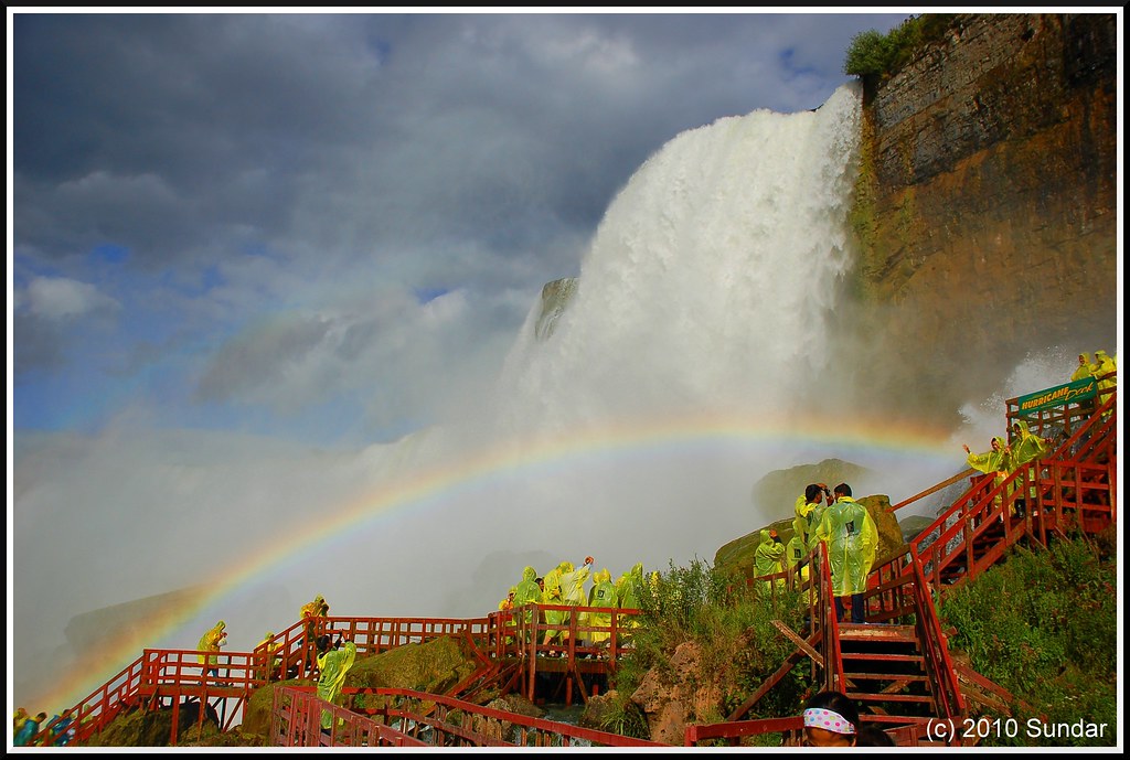 Arcobaleno sotto cascate americane