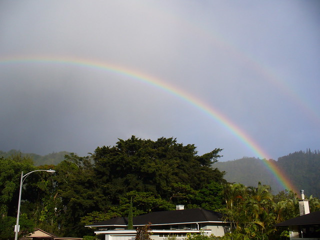 Arcobaleno su villa con albero molto grande