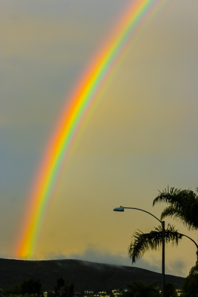 Arcobaleno verso il cielo quasi verticale