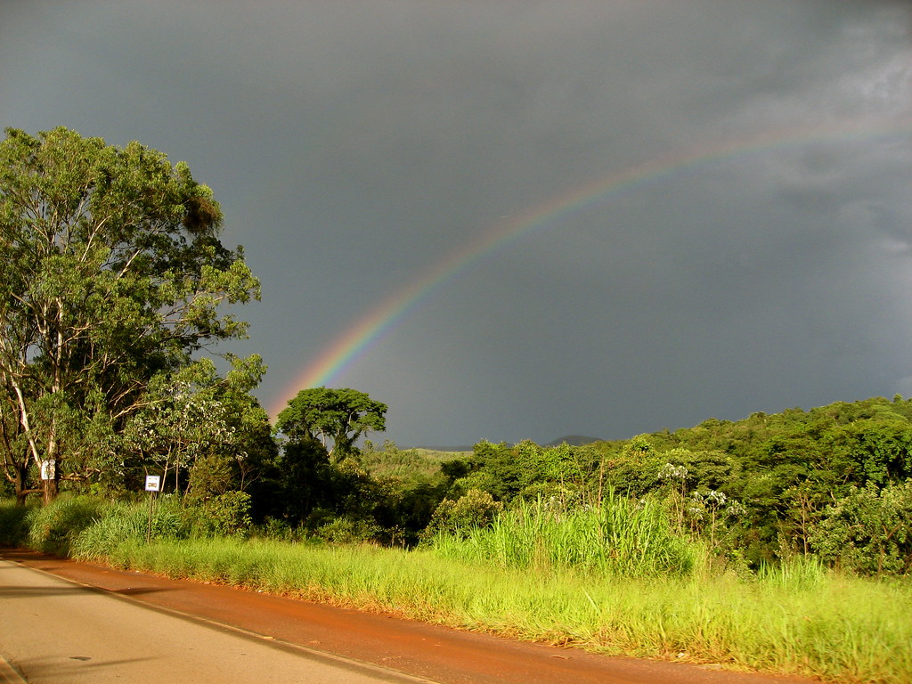 Arcobaleno visto da strada illuminata meglio del cielo