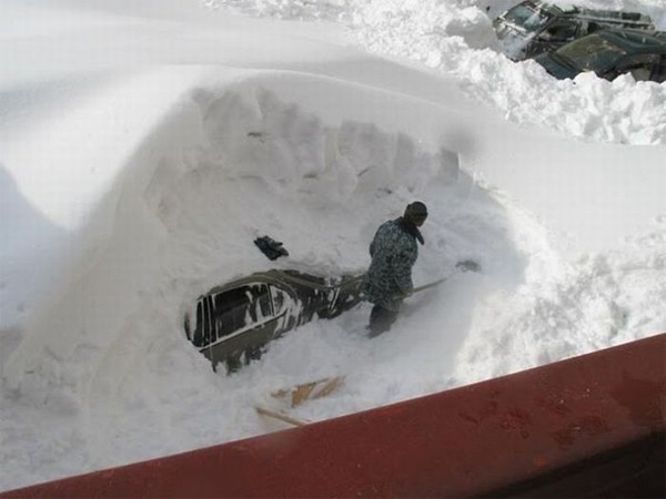 Automobile parcheggiata dentro la neve