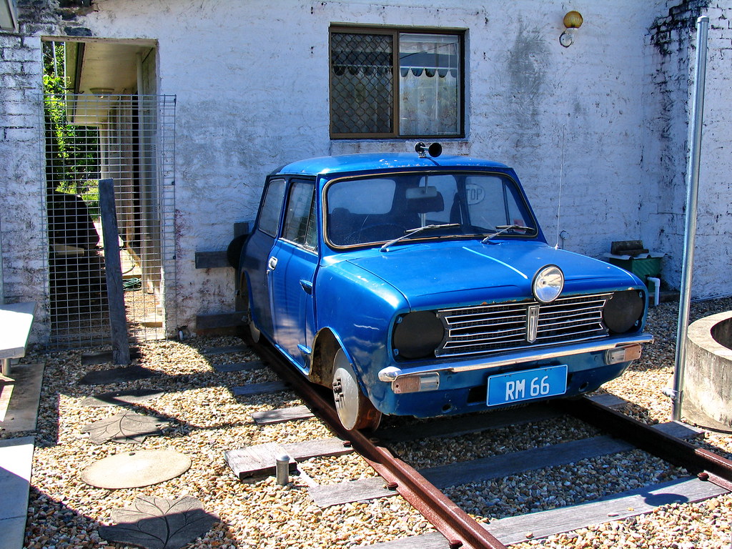 Automobile su binari mezza incastrata nel muro di una casa