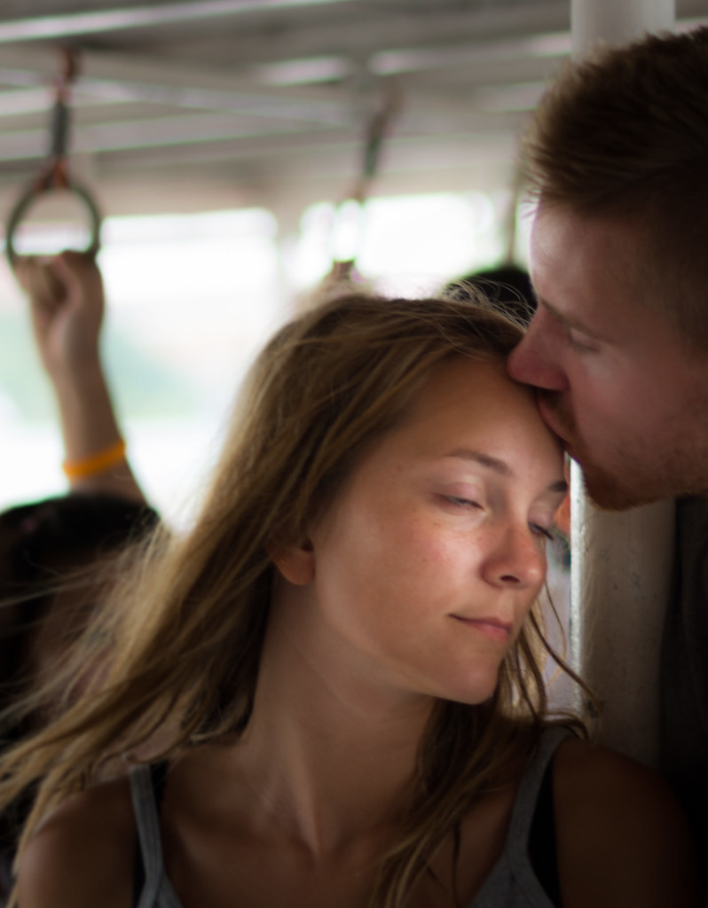 Bacio sulla fronte di una ragazza molto tenero in autobus