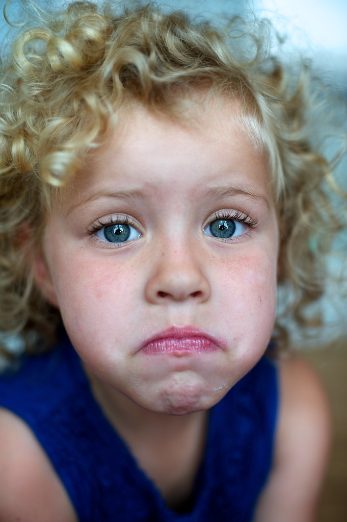 Bambina con sguardo molto triste e quasi le lacrime agli occhi