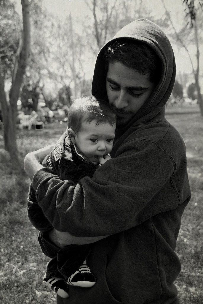 Bambino abbracciato teneramente dal padre