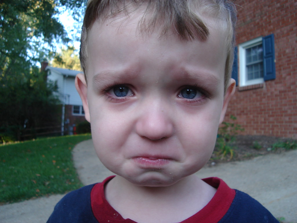 Bambino che ha pianto triste fuori casa