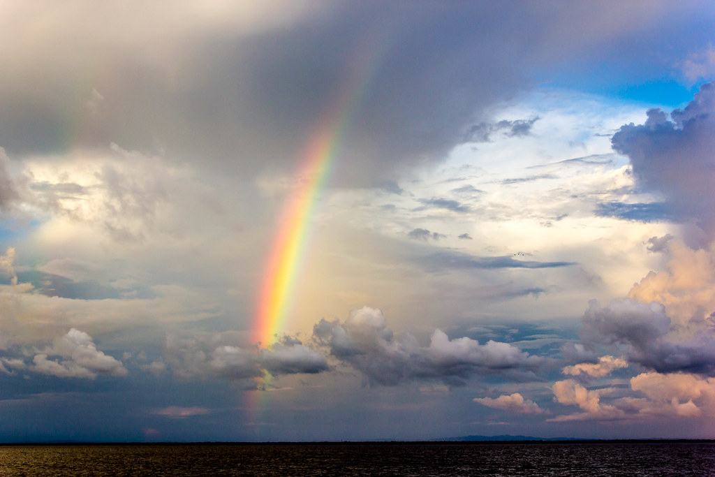 Bellissima parte di arcobaleno in un meraviglioso cielo paradisiaco