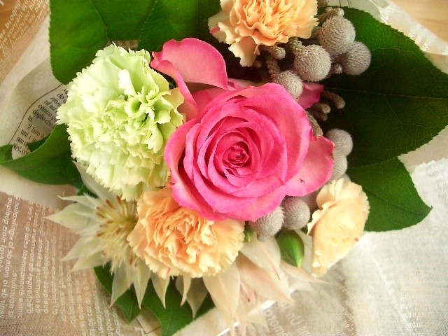 Bellissimo bouquet con rose per una persona speciale