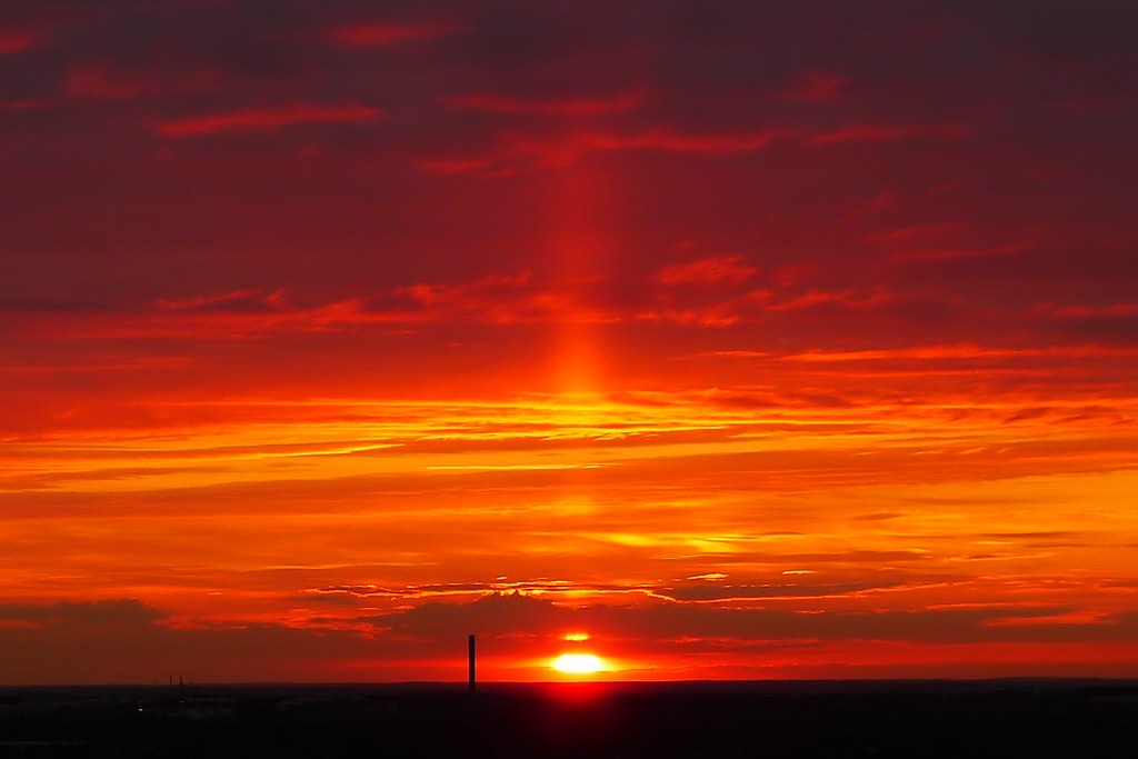 Bellissimo cielo rosso e arancione con sole basso