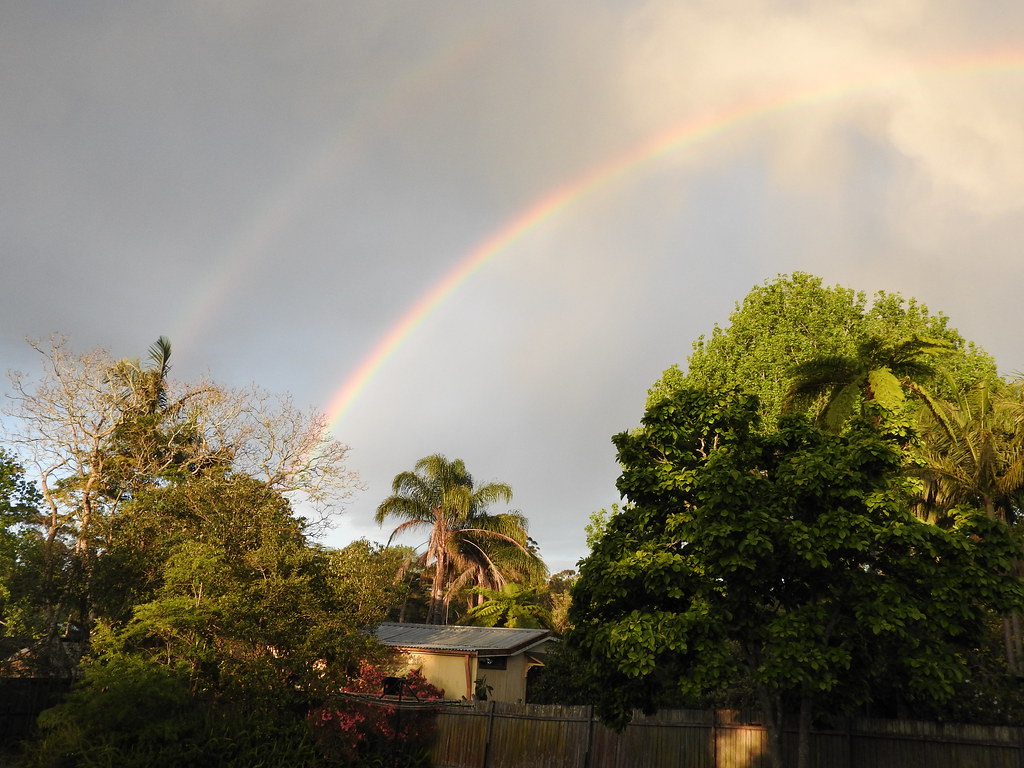 Bellissimo doppio arcobaleno che si erge verso il sole