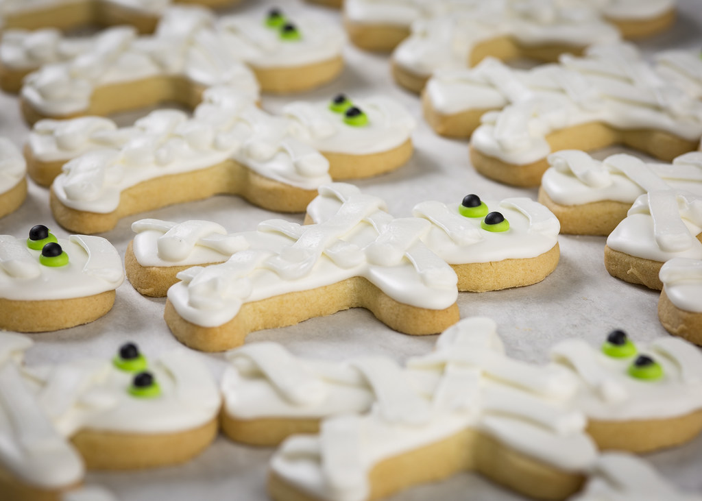 Biscotti al burro a forma di omini con occhi verdi