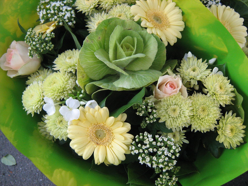 Bouquet di fiori con incarto verde per un tenero pensiero