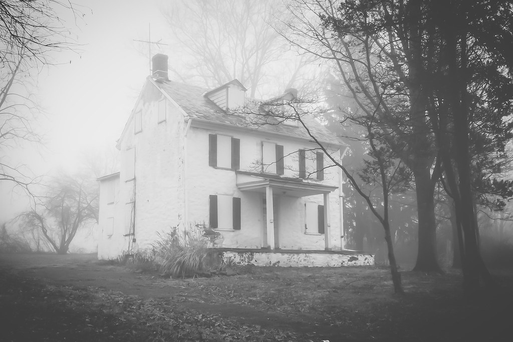 Casa spettrale in Pennsylvania abbandonata nella nebbia