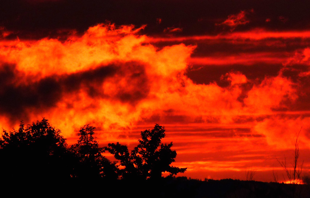 Cielo rosso fuoco molto minaccioso al tramonto