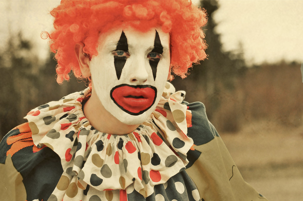 Clown con capelli arancioni molto triste