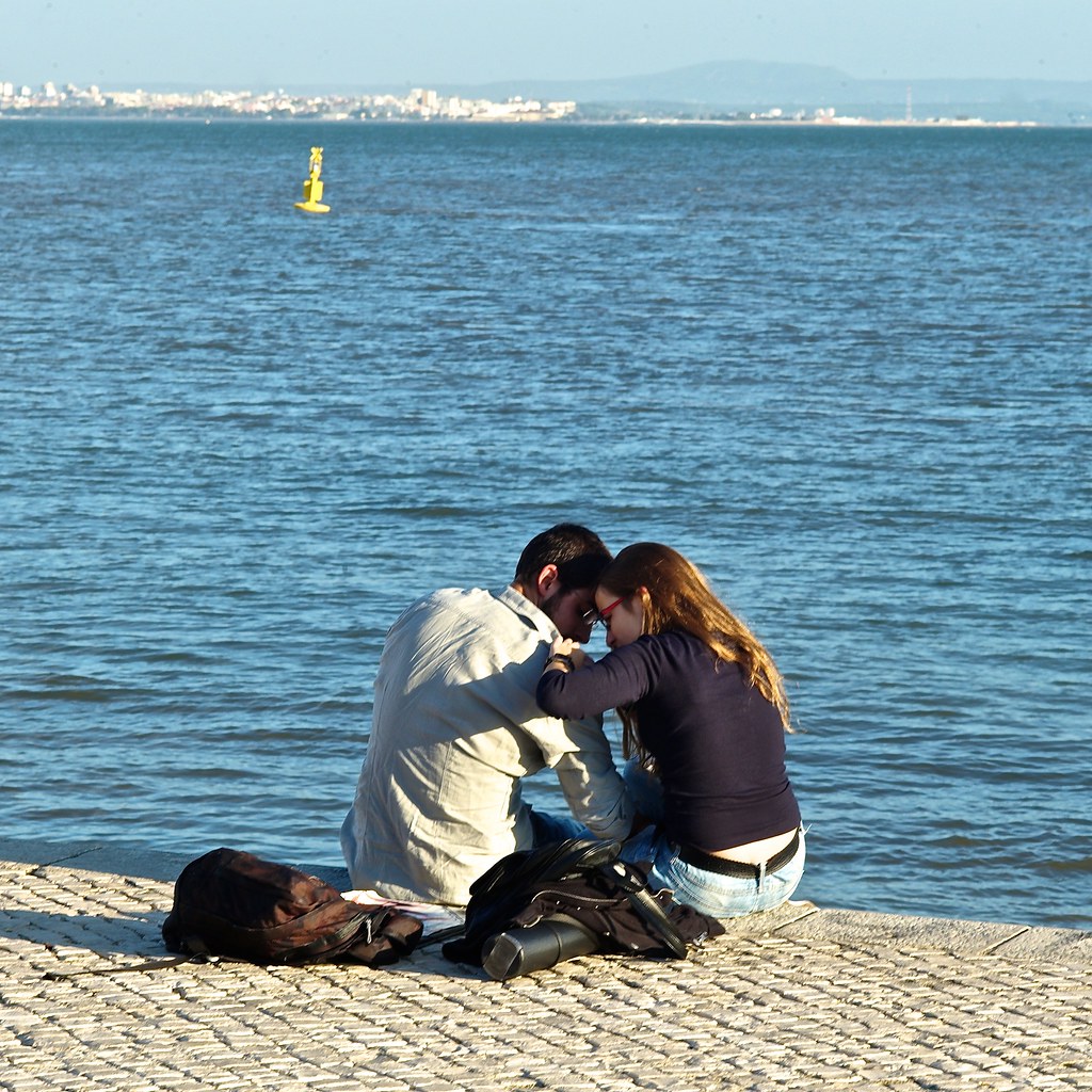 Coppia in tenere effusioni amorose sulla spiaggia