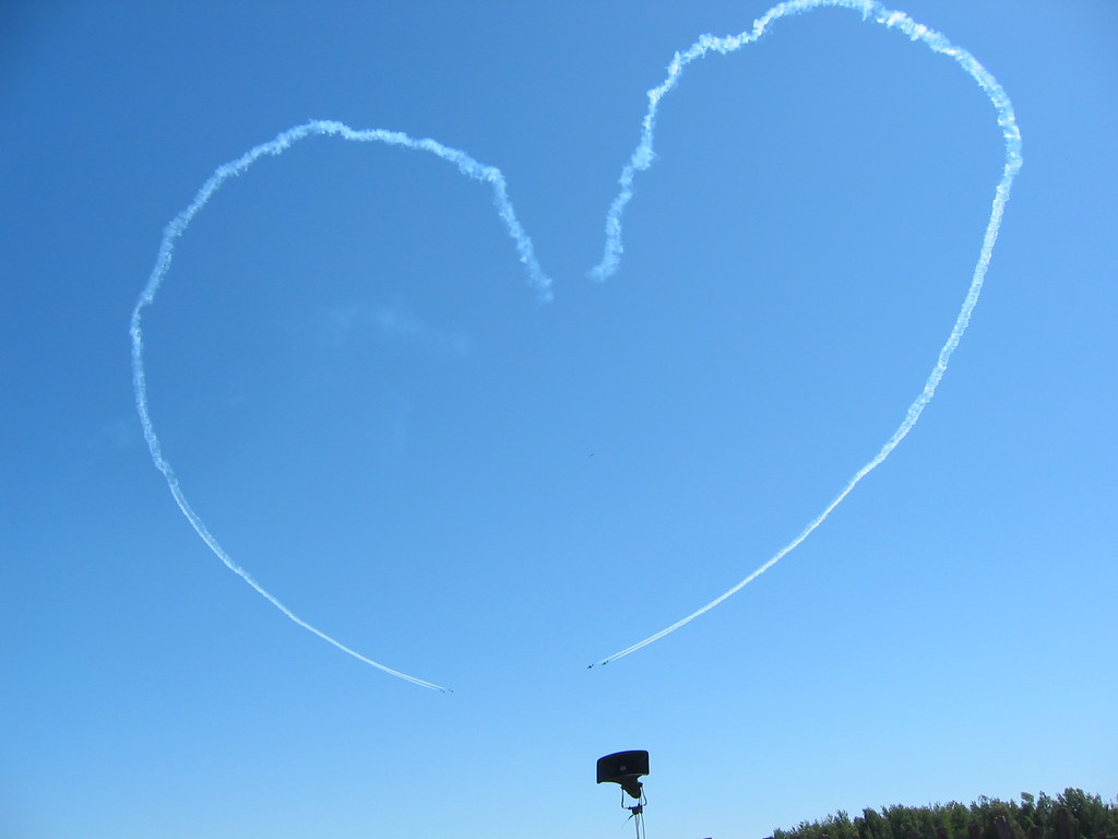 Cuore disegnato in cielo da scia lasciata da aereo